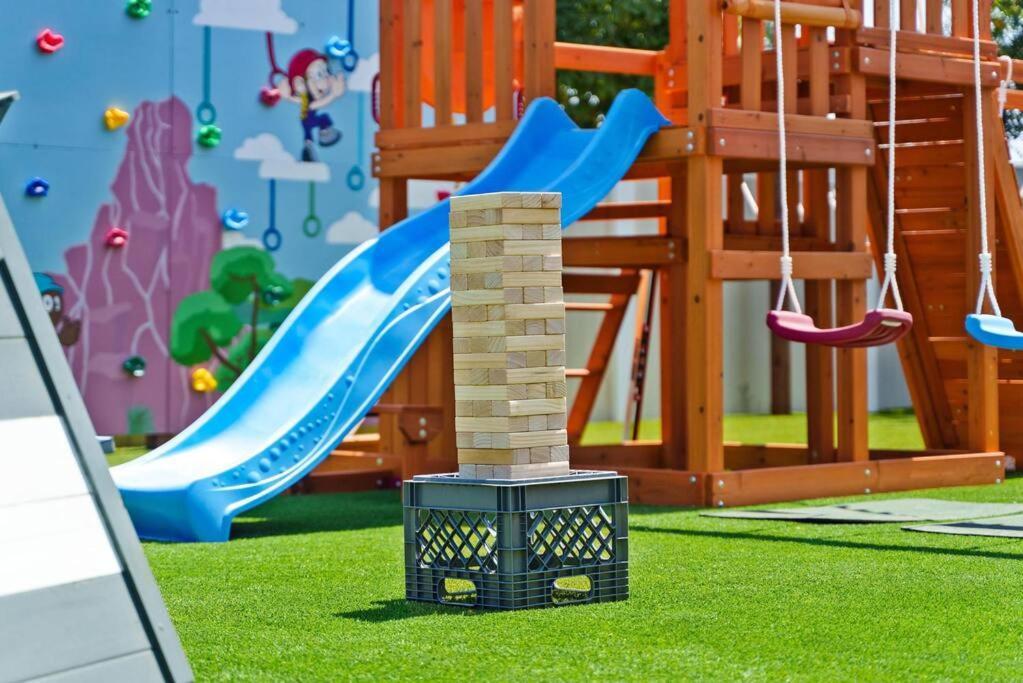 Great Outdoors: Arcade, Golf, Theater, Sauna @more * Garden Grove