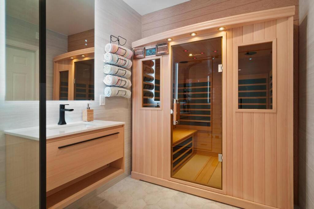 Holiday home Great Outdoors: Arcade, Golf, Theater, Sauna @more Garden Grove